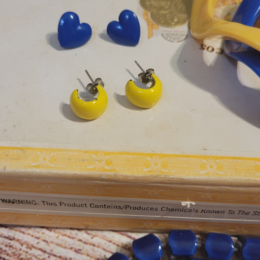 Vintage 1950s Early Plastic Wavy Blue and Yellow Bangles With Matching Earrings - Picture 3 of 11